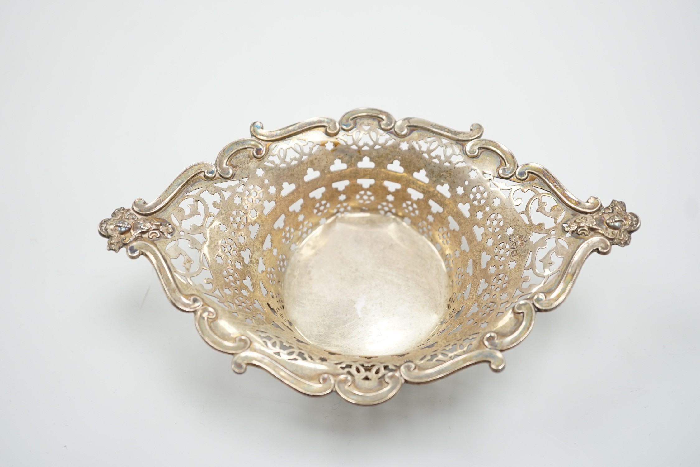 An Edwardian pierced silver oval bonbon basket, West & Son, Chester, 1907, 19cm, 3.7oz.